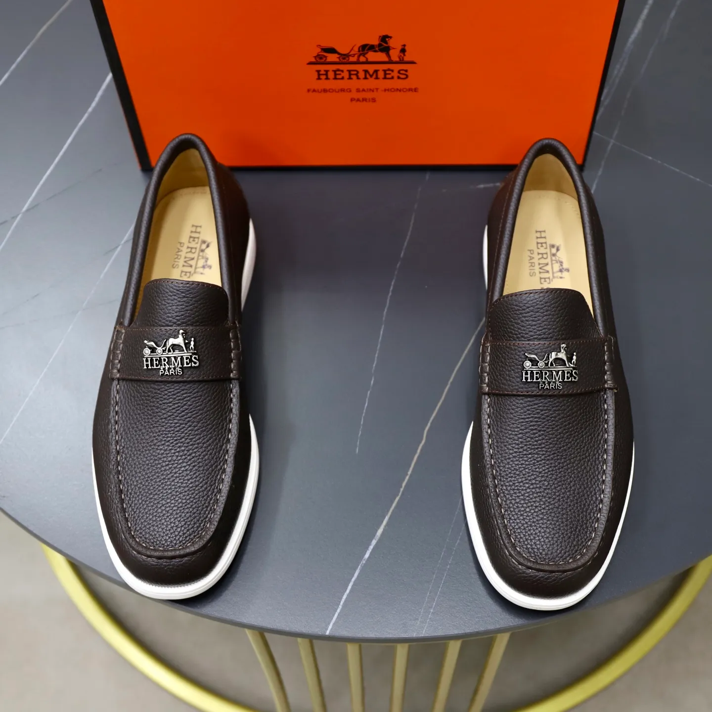 Ex-factory price: 560💰Hermès/Hermès slip-on men's shoes. This shoe is made of imported pebbled cowhide. It has simple and smooth lines and is combined with aerodynamically designed 3CM rubber foam ultra-light soles! Youthful and fashionable, classic H-shaped hardware buckle decoration, calf lining gently wraps the feet, with logo cowhide feet, casual and urban style, highlighting youthful vitality, sports and leisure version, super versatile, code number: 38-39-40-41-42-43-44 standard leather shoe size (45 can be customized but does not support returns)